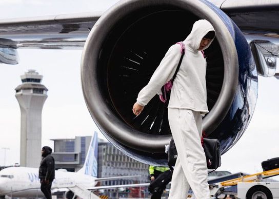 出发前往客队场！开拓者官方社媒晒照，杨瀚森出镜